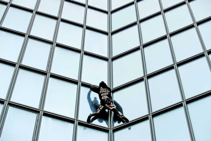 Spiderman de Francia trepa 48 pisos; apoya huelga. Noticias en tiempo real