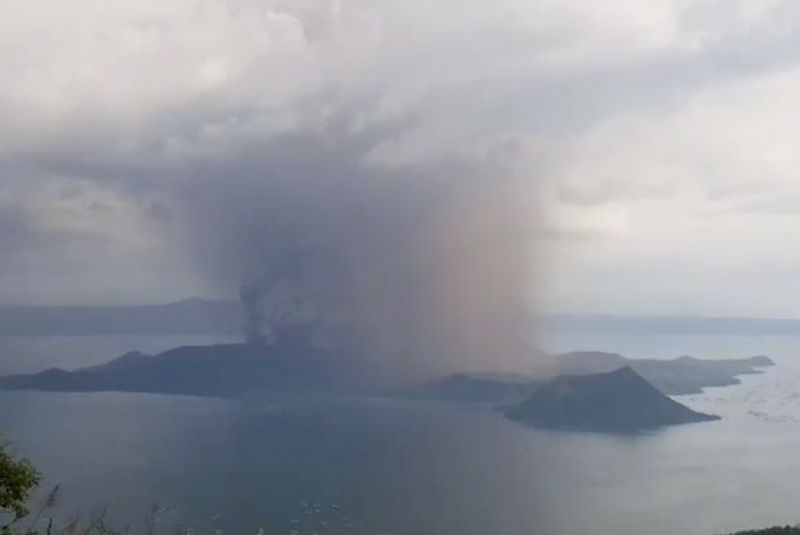 Filipinas realiza evacuación ante mayor actividad del volcán Taal (+video). Noticias en tiempo real