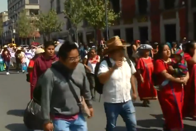 Comerciantes y artesanos bloquean la avenida 20 de Noviembre (+video). Noticias en tiempo real