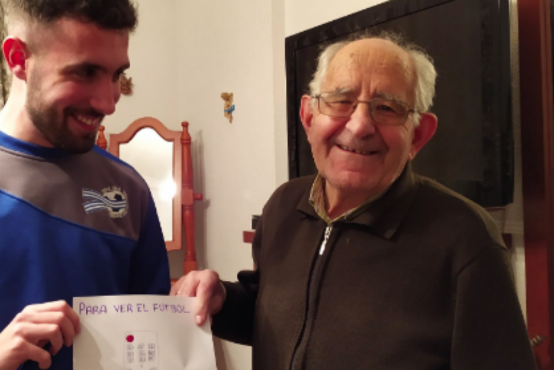 Abuelito logra ver el futbol gracias a su nieto que le dibujó un manual (+fotos). Noticias en tiempo real