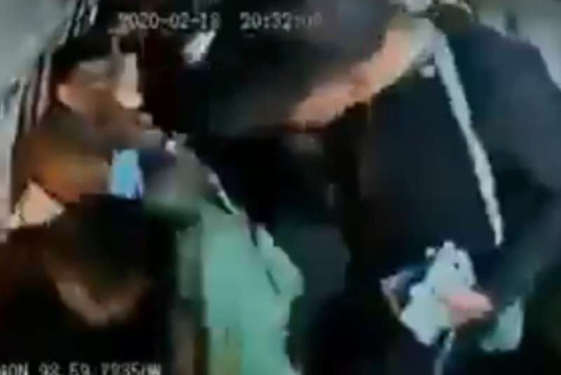 Entre gritos y golpes, captan a dos ladrones robar a pasajeros en combi (+video). Noticias en tiempo real