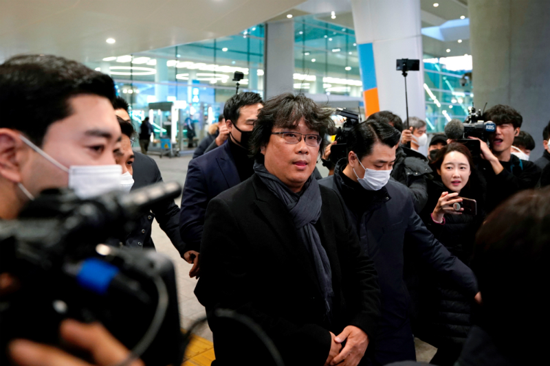 Con bienvenida de héroe reciben a director de ‘Parasite’ en Corea del Sur. Noticias en tiempo real