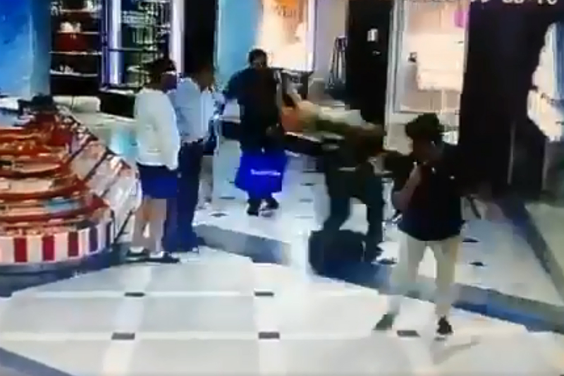 Con zancadilla, joven derriba a ladrón de centro comercial (+video). Noticias en tiempo real