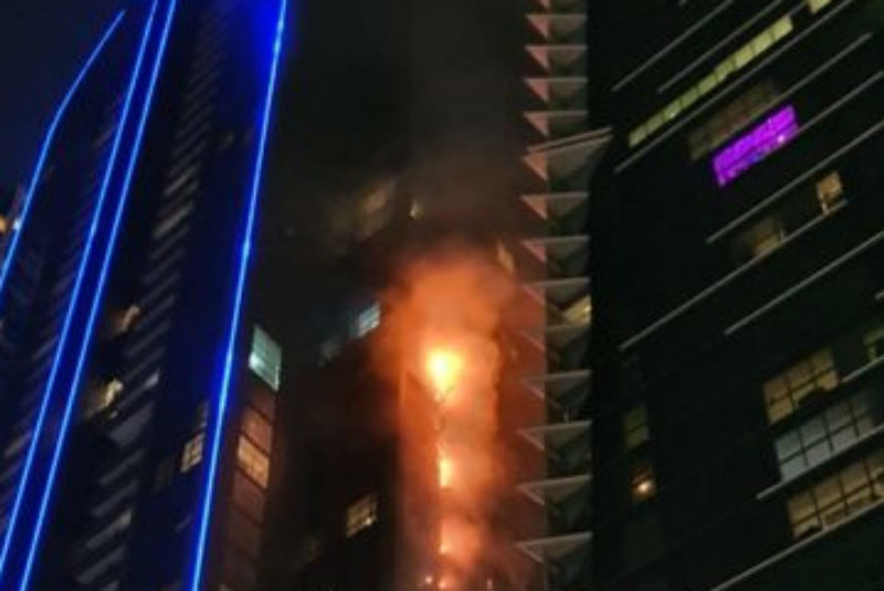 Se incendia Duja Tower, edificio icónico en Dubai; bomberos intentan extinguir el fuego (+video). Noticias en tiempo real