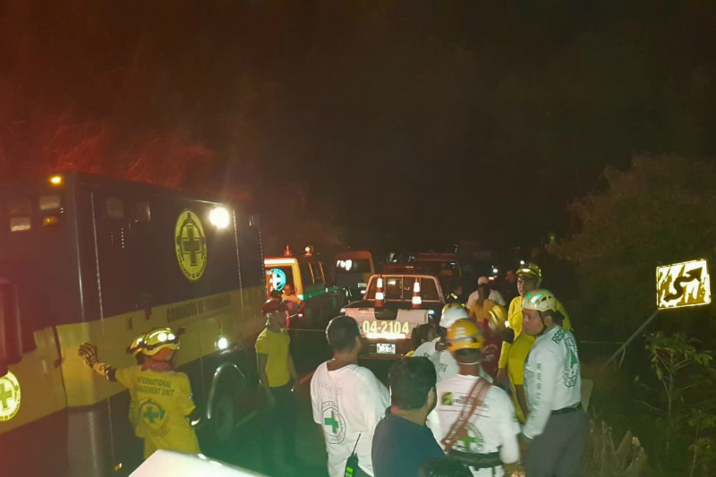 Al menos seis muertos y 33 heridos tras caída de autobús en precipicio de El Salvador (+fotos+video). Noticias en tiempo real