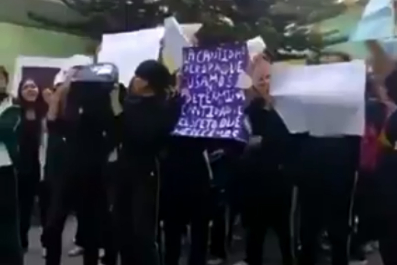 Alumnas del ESTIC 52 protestan luego de que director las acusara de provocar que las graben bajo la falda (+video). Noticias en tiempo real