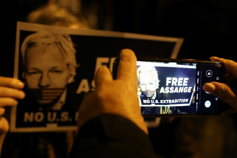 EU acusa a Assange de poner en peligro la vida de sus informantes. Noticias en tiempo real
