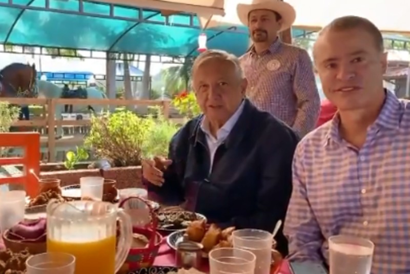 AMLO y Quirino desayunan en Culiacán (+video). Noticias en tiempo real