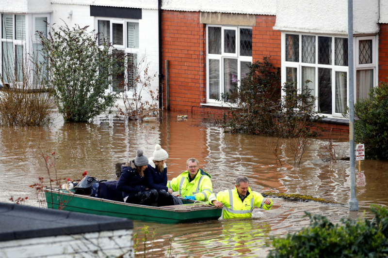 Tormenta Dennis deja inundaciones y caos en el transporte en Reino Unido. Noticias en tiempo real