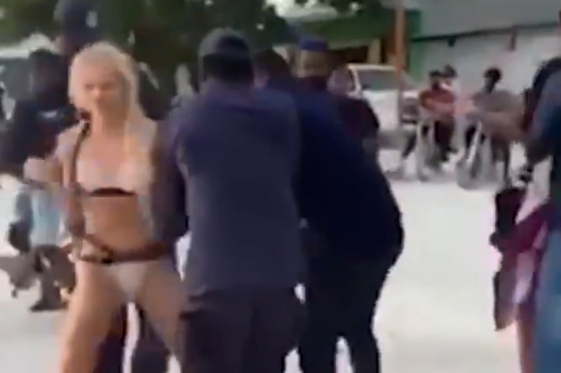 “¡Me están atacando sexualmente!”, mujer grita mientras la arrestan por usar bikini (+video). Noticias en tiempo real