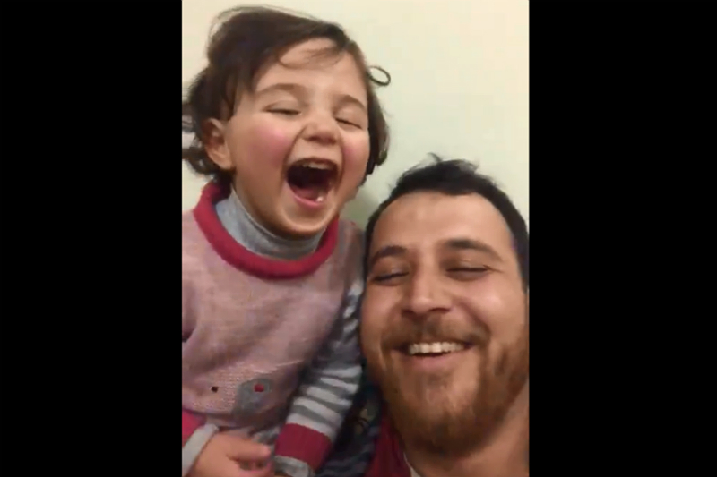 Papá e hija que jugaban durante bombardeos en Siria ya se encuentran a salvo en Turquía (+video). Noticias en tiempo real