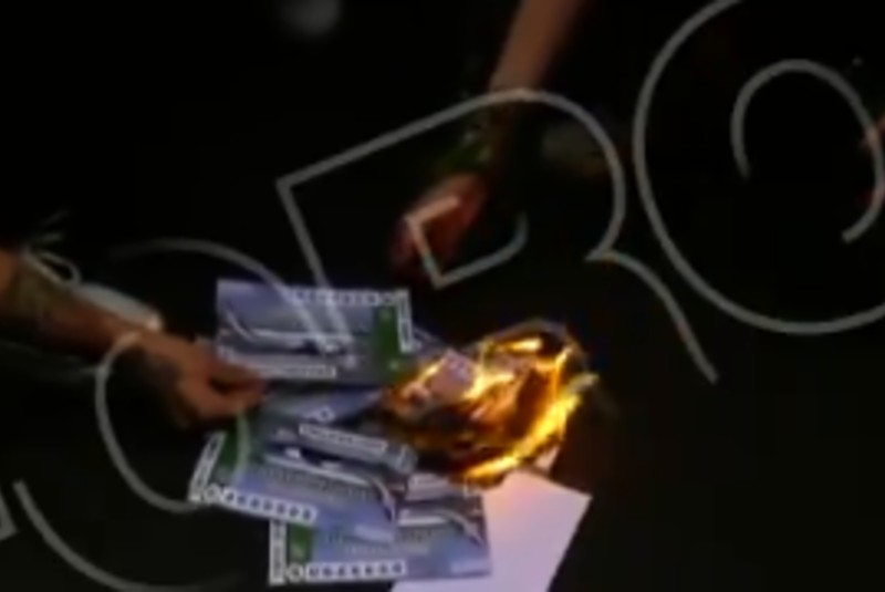 Feministas queman supuestos cachitos frente a La Prensa (+video). Noticias en tiempo real
