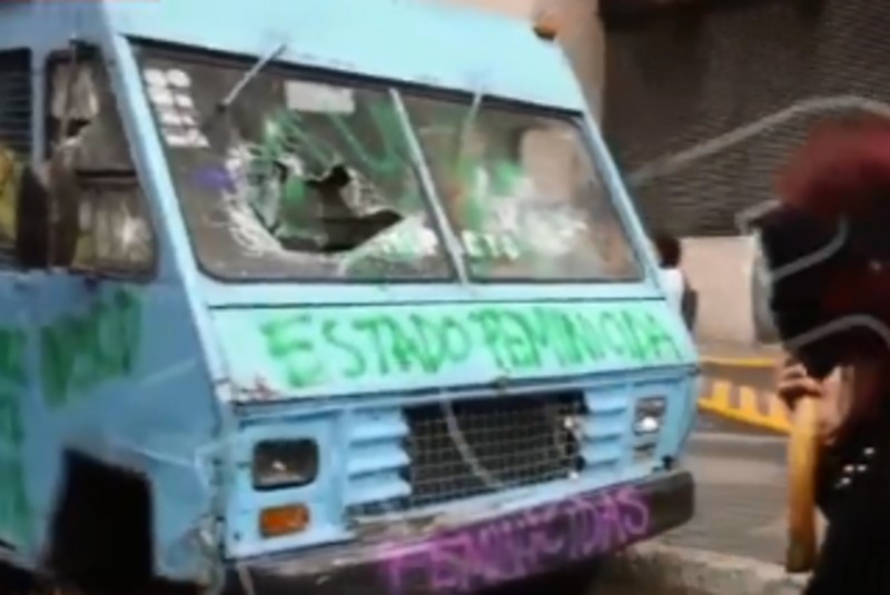 Feministas incendian vehículos y lanzan proyectiles en las afueras de Reforma (+videos). Noticias en tiempo real