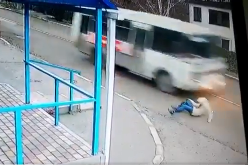Mujer cae en frente de un camión, se salva por poquito (+video). Noticias en tiempo real
