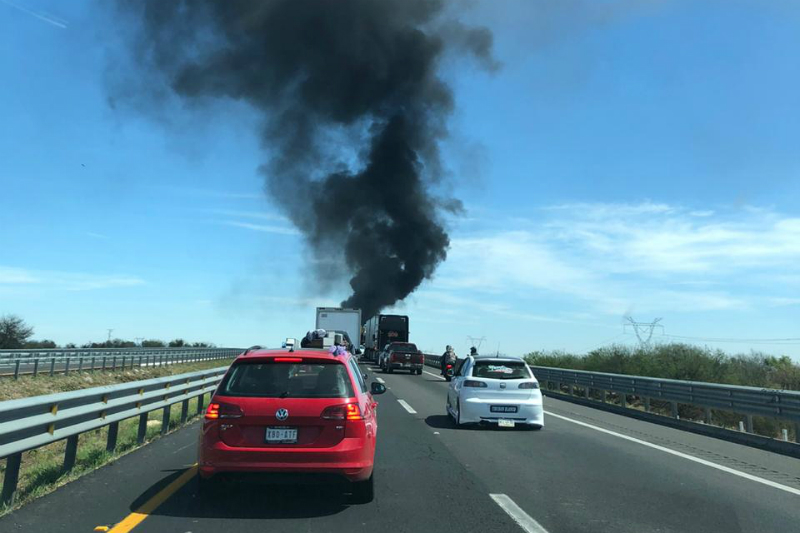 Se registra choque e incendio en carretera Celaya-Querétaro (+video). Noticias en tiempo real