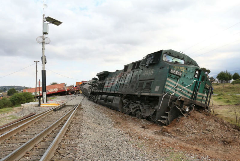 Tren se impacta con pipa cargada de sosa cáustica en Veracruz. Noticias en tiempo real