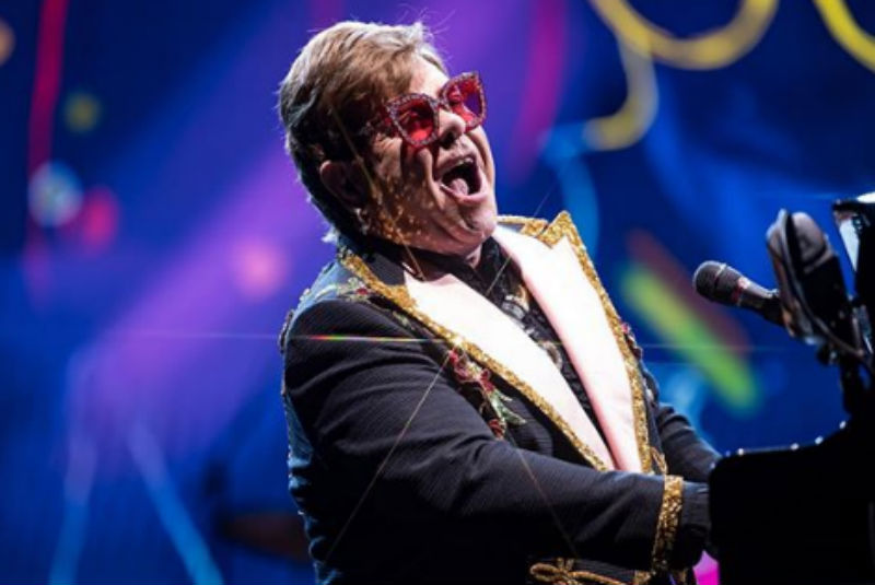 Entre lagrimas, Elton John suspende concierto por quedarse sin voz. Noticias en tiempo real