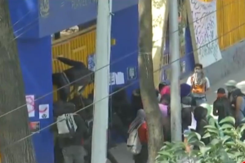 Encapuchados intentan tomar instalaciones de CCH Azcapotzalco (+video). Noticias en tiempo real