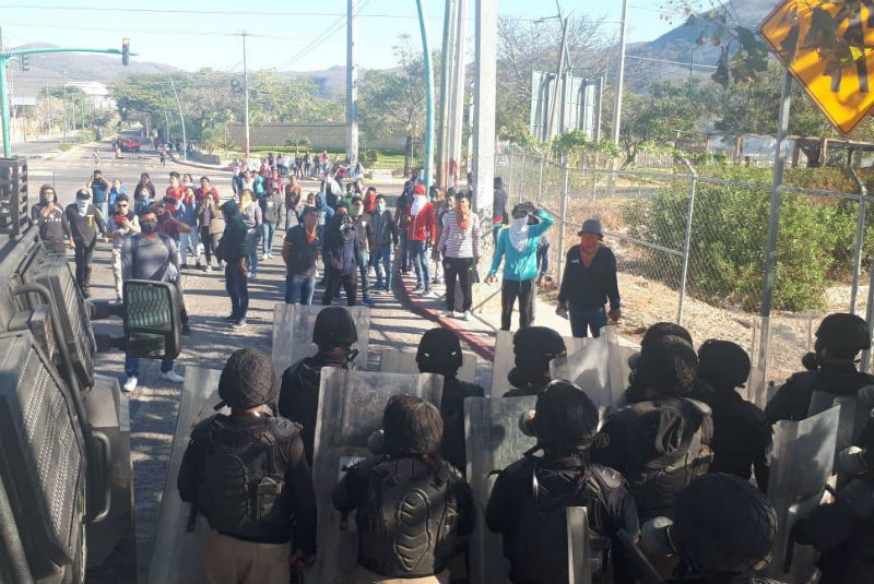 Enfrentamiento entre policías y normalistas en Chiapas deja al menos 20 heridos (+fotos+video). Noticias en tiempo real