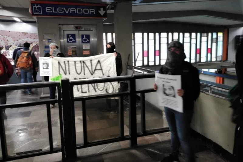 Feministas toman torniquetes del Metro Taxqueña; dan paso libre a usuarios (+fotos). Noticias en tiempo real