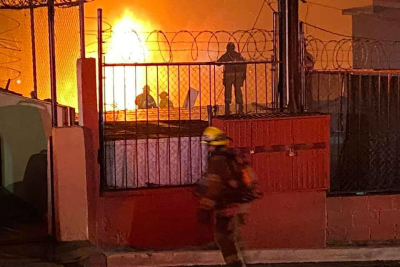 Incendio consume ocho casas en Tijuana; encuentran cuerpo. Noticias en tiempo real