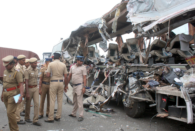 Choque de autobús deja 19 muertos en la India. Noticias en tiempo real