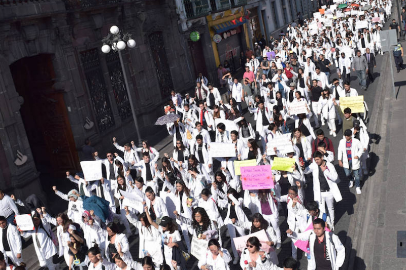 “Salvamos vidas protejan las nuestras”, exigen estudiantes de medicina en Puebla (+video). Noticias en tiempo real