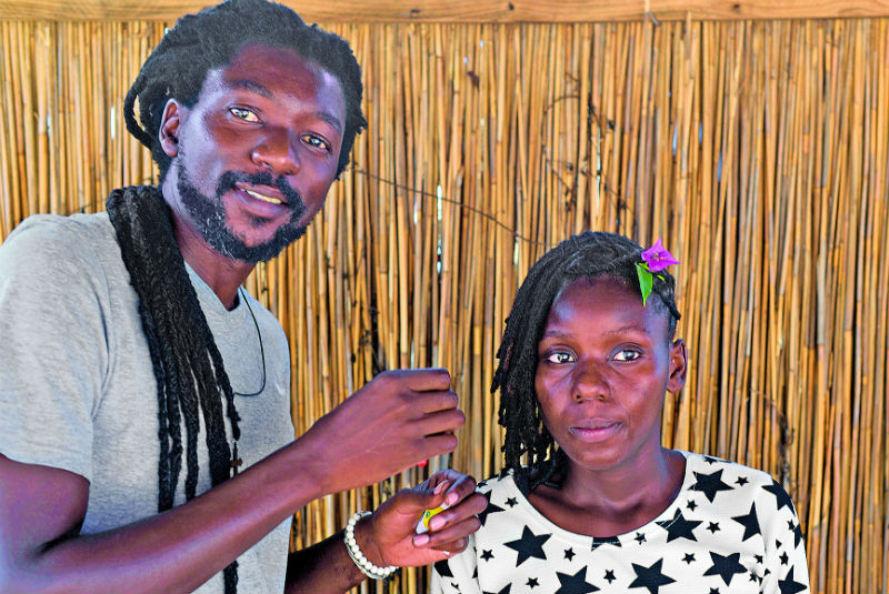 Peluquero mozambiqueño rompe tabúes; mantiene vivo amor al “afro”. Noticias en tiempo real