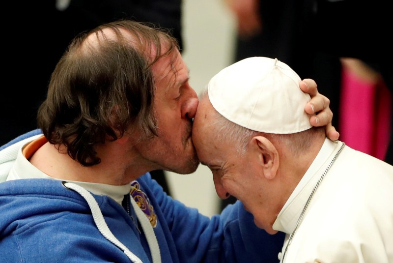 Hombre con discapacidad besa la frente del papa Francisco. Noticias en tiempo real