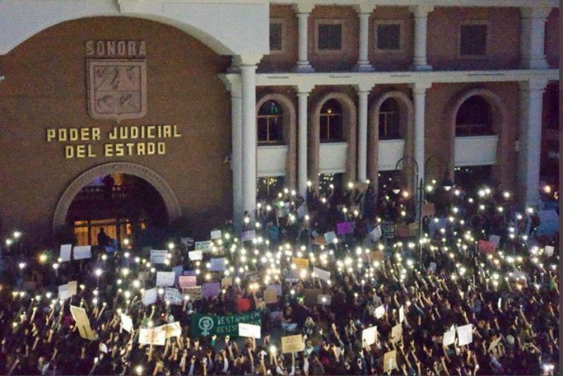 Marcha feminista en Sonora termina en conato de incendio en Tribunal. Noticias en tiempo real