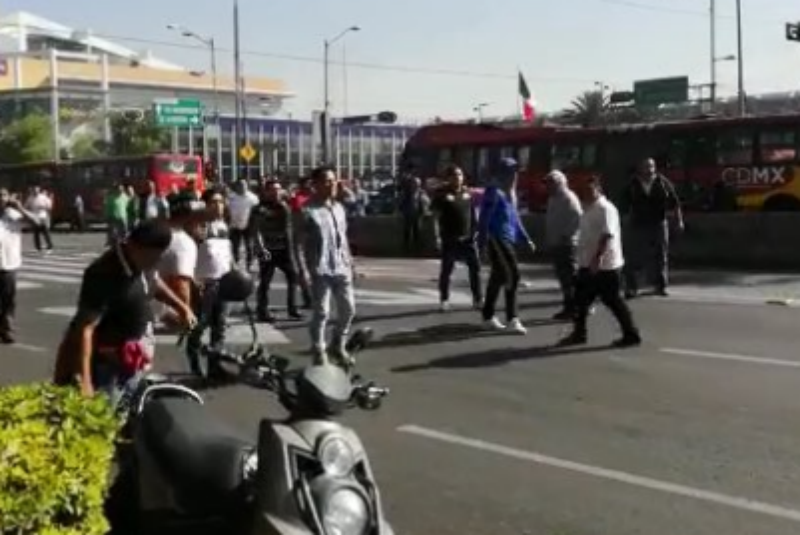 Con piedras, taxistas atacan a policías en CDMX; habría heridos (+video). Noticias en tiempo real