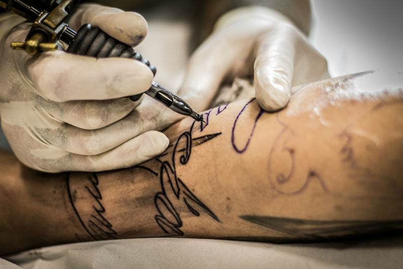 Alertan sobre tintas para tatuajes, podrían ser cancerígenas. Noticias en tiempo real