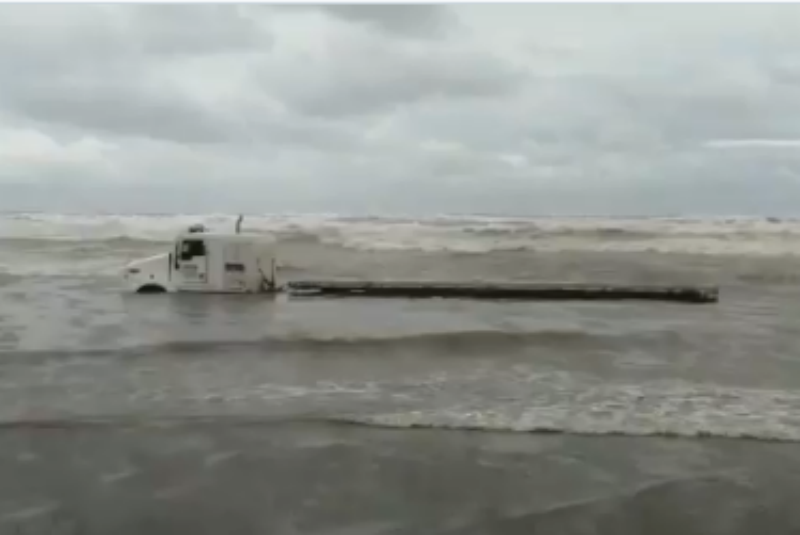 Por frente frío 41, tráiler queda varado en playa de Veracruz (+video). Noticias en tiempo real
