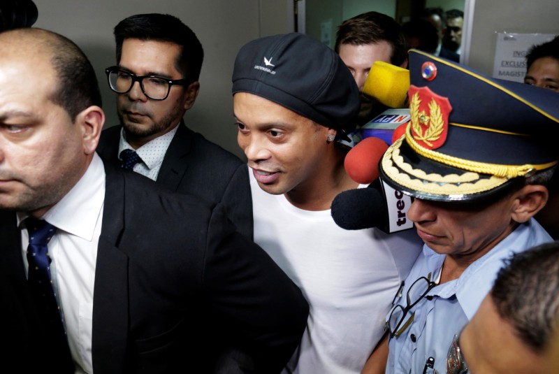 Ronaldinho comparece tras su primera noche en la cárcel. Noticias en tiempo real