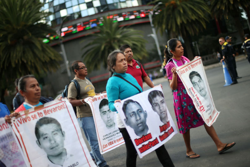 Llegan padres de los normalistas de Ayotzinapa a Palacio Nacional. Noticias en tiempo real