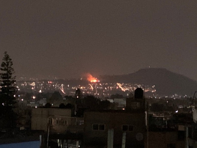 Bomberos controlan incendio en Cerro de la Estrella (+videos). Noticias en tiempo real