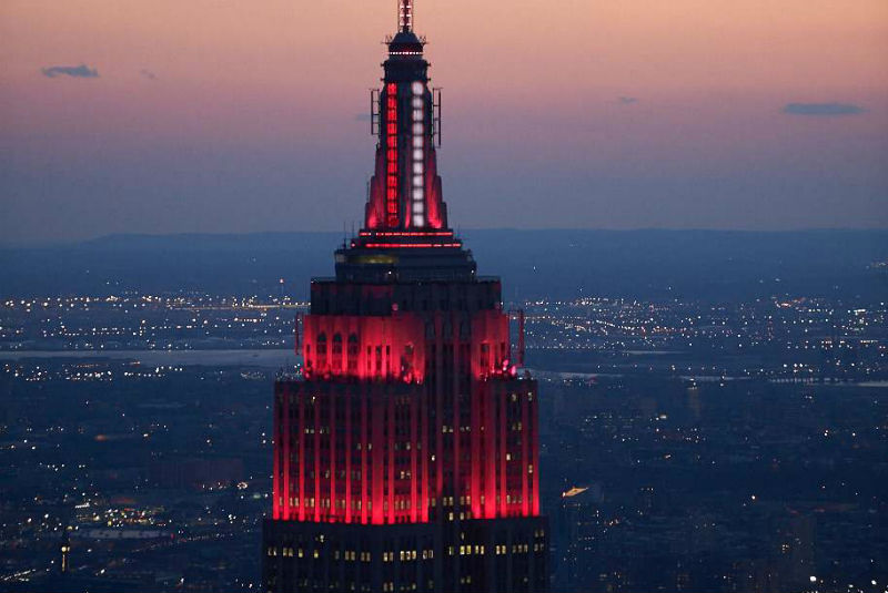 Empire State se pinta de rojo en homenaje a héroes contra el Covid-19. Noticias en tiempo real