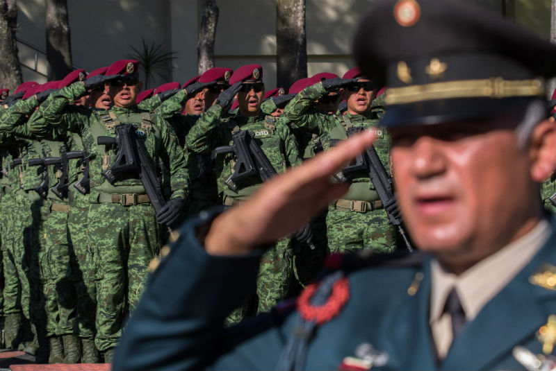 Ejército y Marina elaboran trajes para personal que combate Covid-19. Noticias en tiempo real