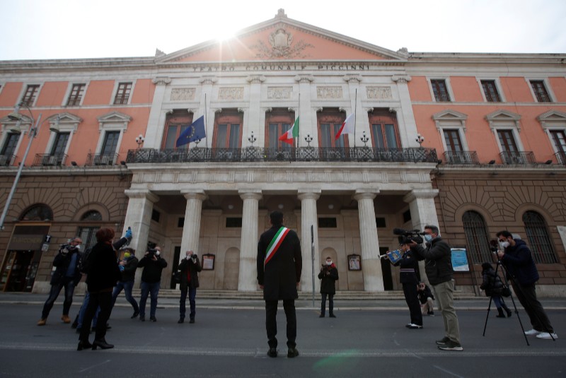 Italia rinde un minuto de silencio a los abatidos por pandemia. Noticias en tiempo real