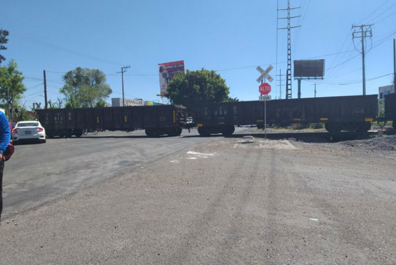 Normalistas bloquean vías ferroviarias en Morelia. Noticias en tiempo real