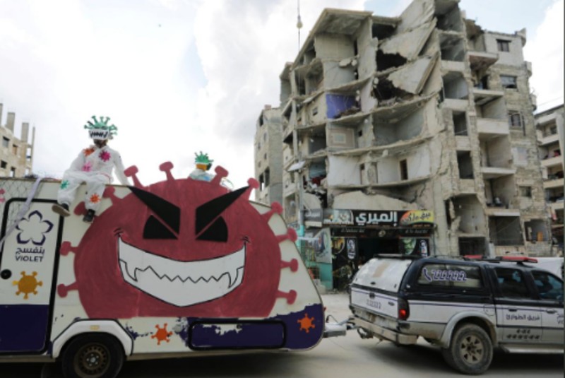 Con caravana, ciudadanos disfrazados de Covid-19 piden mantenerse en casa en Siria (+fotos). Noticias en tiempo real