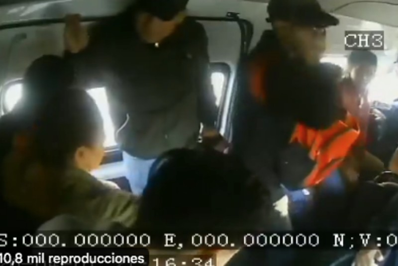 “La chamba es chamba”: Asaltantes le dicen a pasajeros durante atraco en Combi (+video). Noticias en tiempo real