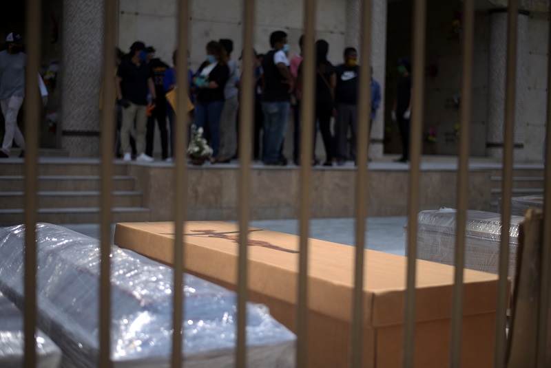 Presos elaboran ataúdes para muertos por COVID-19 en Ecuador. Noticias en tiempo real