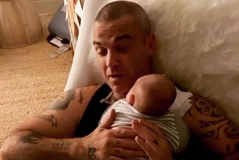 Robbie Williams muestra su faceta como padre durante cuarentena (+video). Noticias en tiempo real