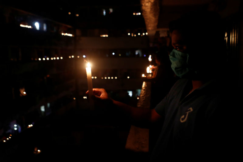 India apaga sus luces y prende velas contra el Covid-19. Noticias en tiempo real