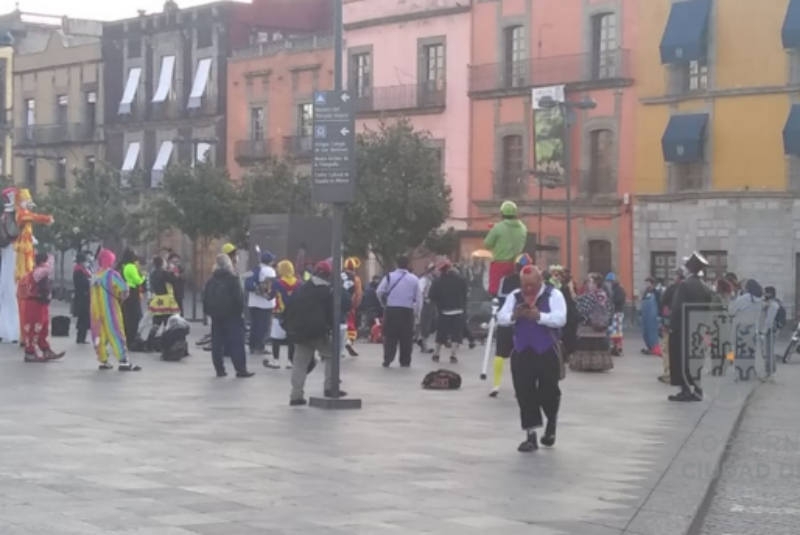 Payasos y artistas callejeros se manifiestan en Palacio Nacional. Noticias en tiempo real