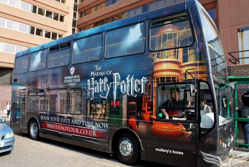 Autobuses de Harry Potter se suman a lucha contra Covid-19 y trasladan a personal médico. Noticias en tiempo real