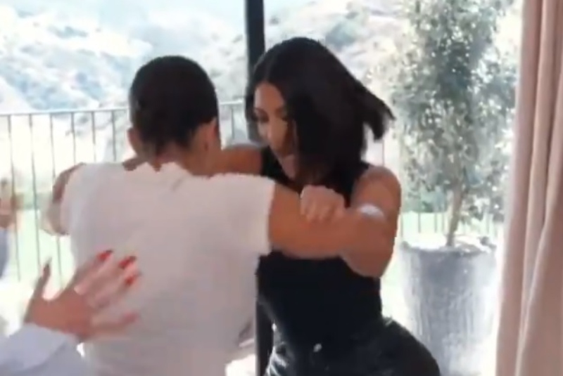¡Quítame tus garras de encima! Kourtney y Kim Kardashian protagonizan pelea (+video). Noticias en tiempo real