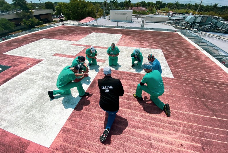 Médicos y enfermeras rezan de rodillas para combatir el Covid-19 (+video). Noticias en tiempo real