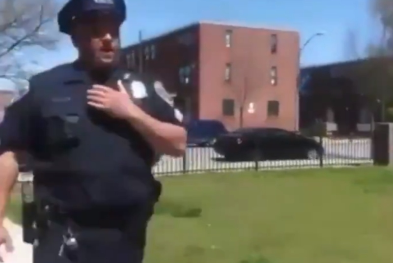 Policía tose intencionalmente frente a personas afroamericanas pese a Covid-19 (+video). Noticias en tiempo real